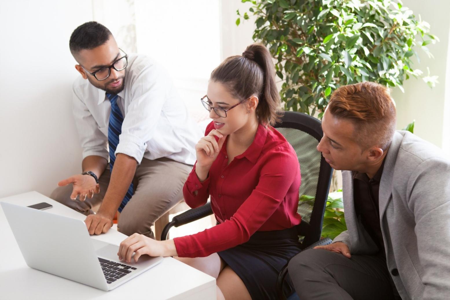 Profesionales trabajando en análisis financiero colaborativo